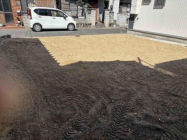道路との高低差なし、前面道路約4.1ｍ