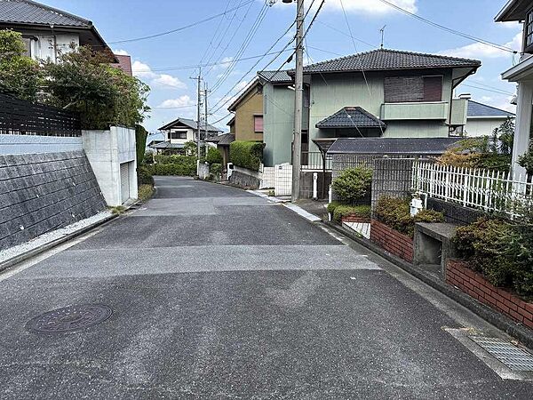 閑静な住宅街に位置する物件です。