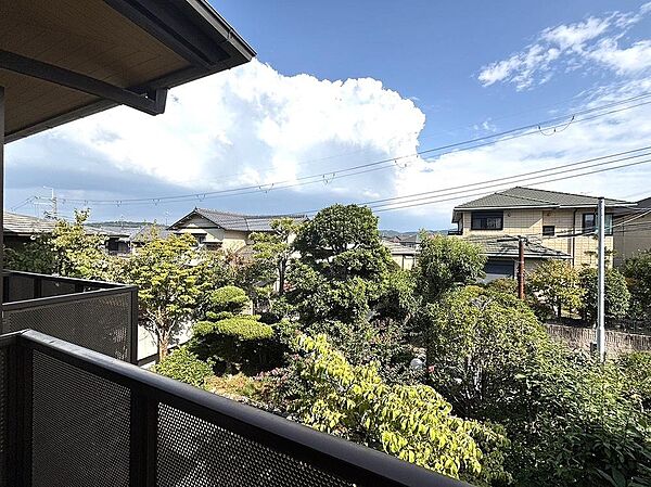豊かな緑が雑音を消してくれるよう♪眺めて景色よく、住んで静かな環境です。