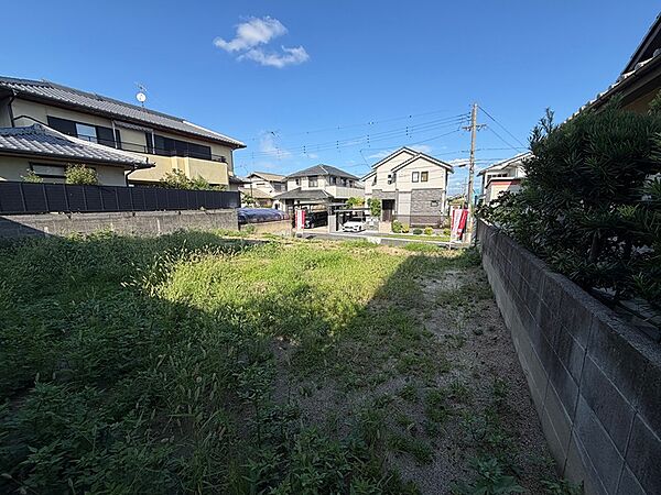 広々とした敷地で、思い描く理想の住まいを形にしませんか。周辺は閑静な住宅街で、穏やかな日々を送れるでしょう。