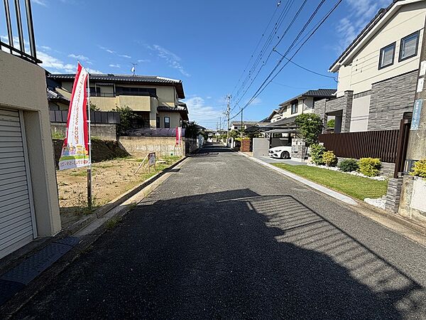 閑静な住宅街の一角、心地よい陽光が降り注ぐ分譲地です。新しい生活を始める場所としてご検討ください。