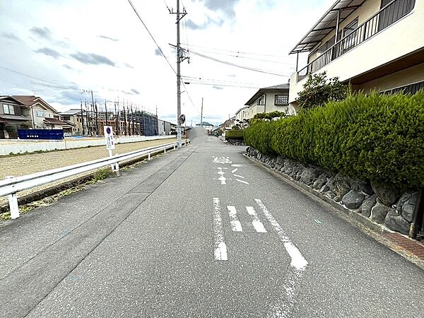 閑静な住宅街の一角に位置し、落ち着いた住環境が魅力です。新しい暮らしを始めるのにぴったりの場所。