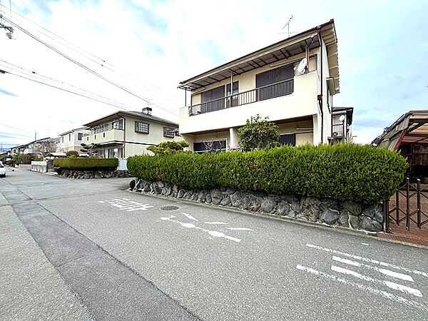 緑豊かな生垣が目を引く閑静な住宅街。穏やかな環境で新生活を始めてみませんか。