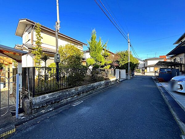 青空が広がる穏やかな街並み。落ち着いた環境で新しい暮らしを始めませんか。開放感があります。