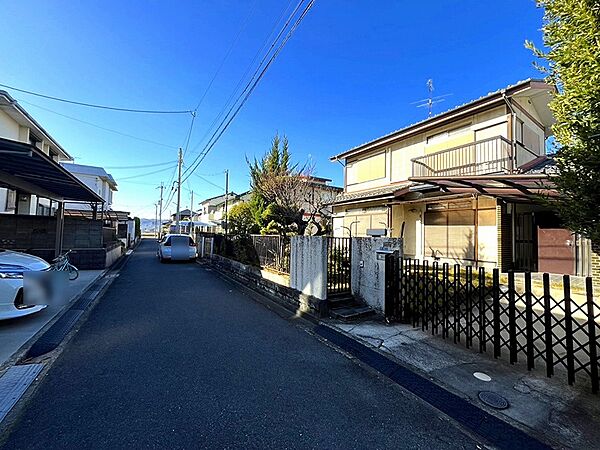 青い空が広がる穏やかな住宅街に位置する、明るい日差しが差し込む物件です。落ち着いた環境で新しい生活を始めませんか。
