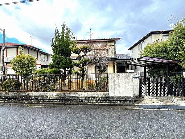 庭木が彩る閑静な住宅街。ゆったりと落ち着いた環境で、穏やかな暮らしを始めてみませんか。
