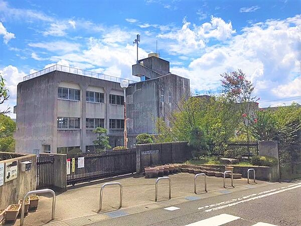 生駒市立生駒東小学校（953m）
