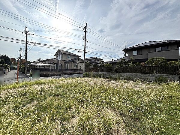閑静な住宅街の一角に広がる広々とした土地。明るい陽光が降り注ぐ整形地です。