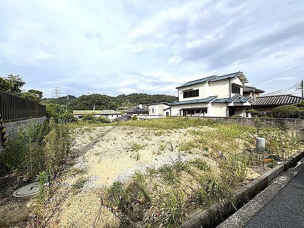 広々とした敷地で、あなたの理想の住まいを実現しませんか。周囲には豊かな緑が広がり、穏やかな暮らしが叶います。