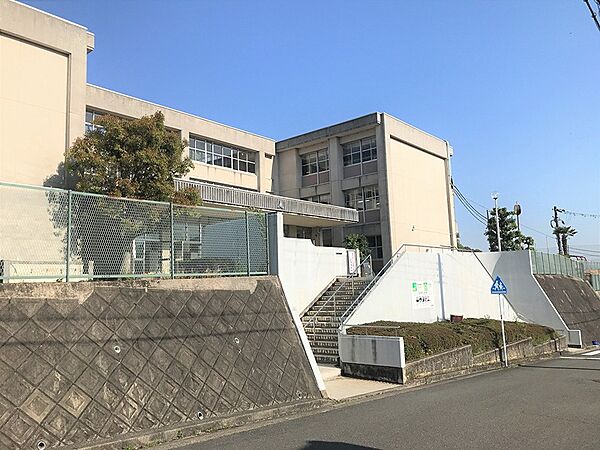 生駒市立光明中学校（710m）