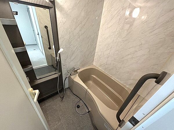 清潔感溢れるスタイリッシュなデザインの浴室