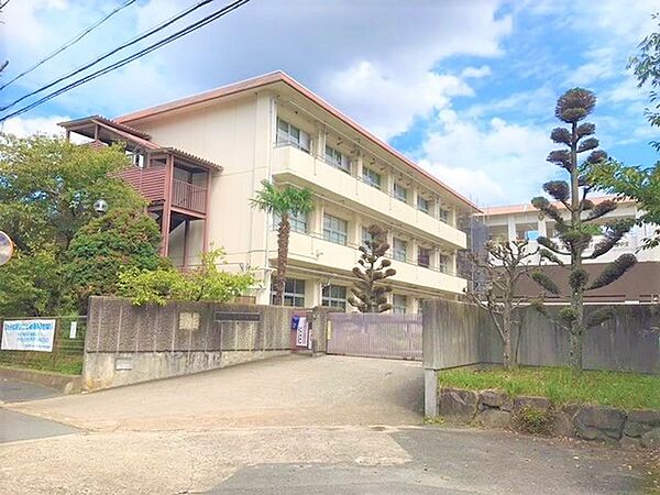 生駒市立緑ケ丘中学校（975m）