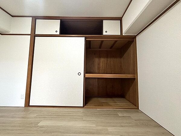 布団も扇風機もポンポンしまえる大きな収納