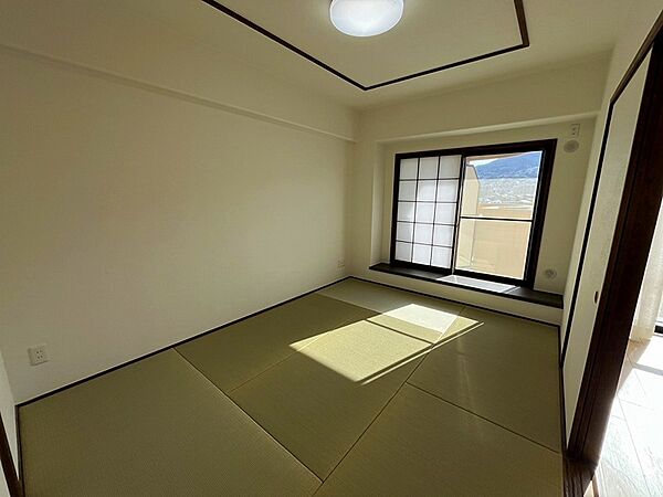 日当たりの良い和室は、穏やかなひとときを過ごすのに適した空間です。障子から差し込む光が畳を優しく照らします。