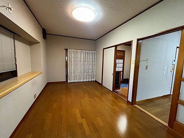 木のぬくもりを感じるフローリングのリビング。障子を開ければ開放的な空間が広がり、家族団らんのひとときを彩ります。