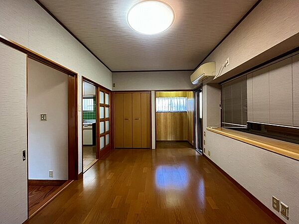 温かみのあるフローリングが心地よいリビング。隣接する和室やキッチンへもスムーズに繋がる間取りで、快適な暮らしをサポートします。