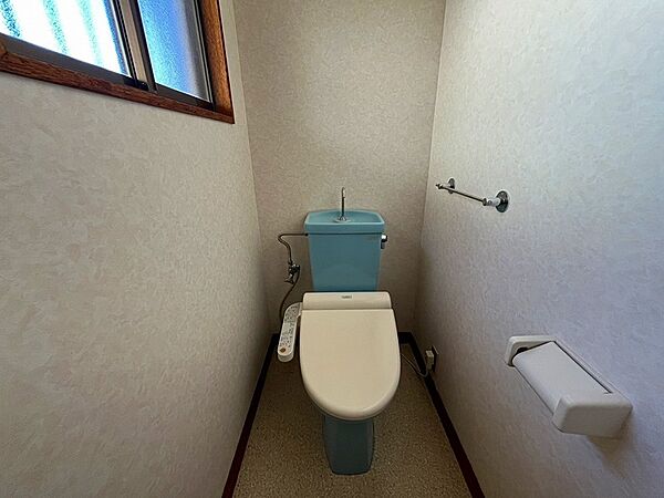清潔感のあるトイレには窓があり、換気もできます。ウォシュレットとタオルハンガー、ペーパーホルダーも完備しています。