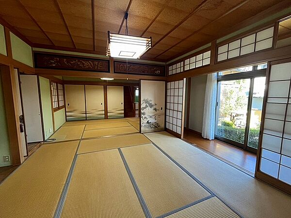 伝統的な和の空間が広がる居室。障子や襖を開けば、庭の緑を眺めながらゆったりと過ごせます。落ち着いた雰囲気で、和の趣を感じる暮らしを。