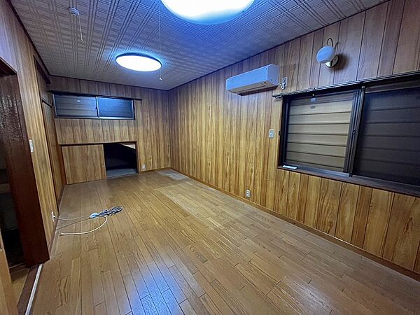木目調の壁とフローリングが落ち着いた雰囲気の居室。収納スペースも確保され、快適な暮らしをサポートします。趣味の部屋や書斎としてもご活用いただけます。