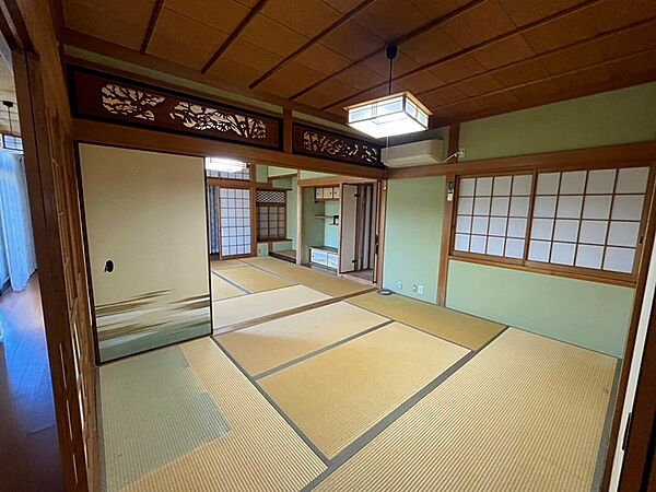 趣のある和室で心安らぐひとときを。障子や欄間の意匠が空間に品格を与え、畳の香りが心地よい安らぎを演出します。