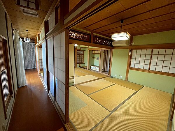 和室と廊下が続き間になった開放的な空間。障子越しに差し込む柔らかな光が、畳の部屋を優しく包み込みます。