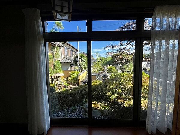 庭園を望む窓辺。四季の移ろいを身近に感じ、穏やかな時間をお過ごしいただけます。