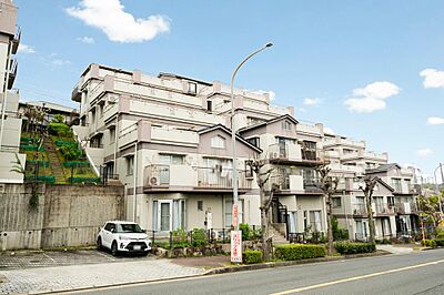 外観:【パークヒルズくすのき坂】小学校・中学校まで徒歩3分と、子育て世帯に嬉しい住環境です。 外観:【パークヒルズくすのき坂】小学校・中学校まで徒歩3分と、子育て世帯に嬉しい住環境です。