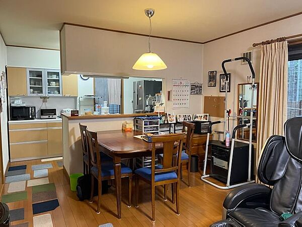 【LDK/約19.4帖】キッチンには腰壁が採用されています。