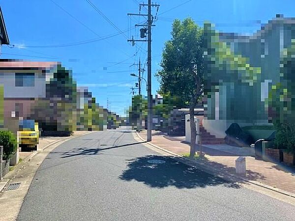 【前面道路含む現地】第一種低層住居専用地域内に位置し、周辺は落ち着いた住宅街が広がる住環境です。