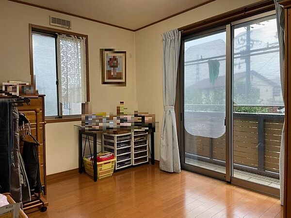 【洋室/約6.5帖】南東向きのバルコニーに面していて、掃き出し窓から出入りできます。