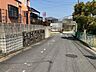 その他：【前面道路含む現地写真】東側の前面道路は幅員約6.0m。住戸へは階段を通って出入りができます。