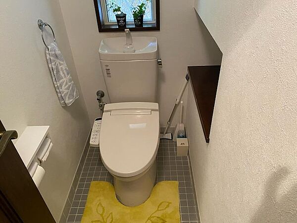 【トイレ】窓があるので、掃除の際の換気に便利です。
