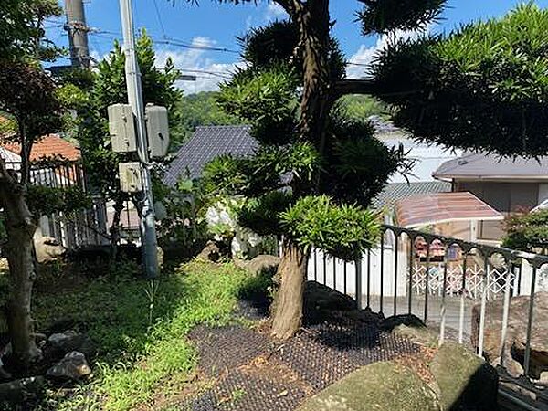 【庭】高台に位置しているので、外からの視線が気になりにくいです。