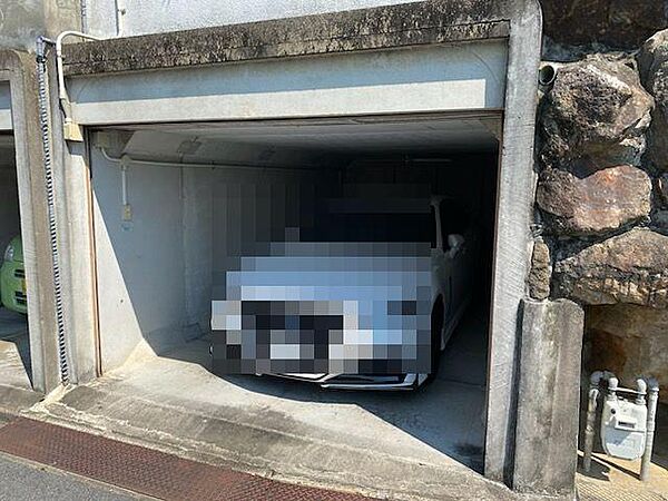 【駐車場】屋根と壁に囲まれた車庫。雨風から大切なお車を守ることができます。