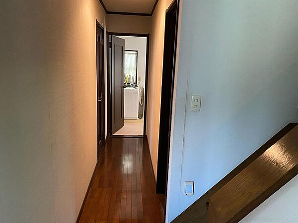 【廊下】洗面室に続く廊下です。左側にLDK、右側にトイレがあります。