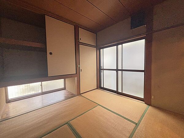 屋根裏収納があり、収納スペース豊富にあり