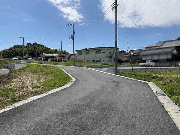 前面道路幅員：6mあり、広々しています