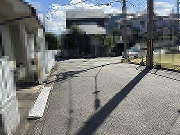 ◆お子様と手を繋いで並んで歩けるくらい広い前面道路です幅員約6.2mあります♪