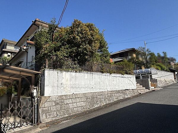 前面道路が広く、間口もゆったり♪駐車が苦手なママもらくらく停められます♪