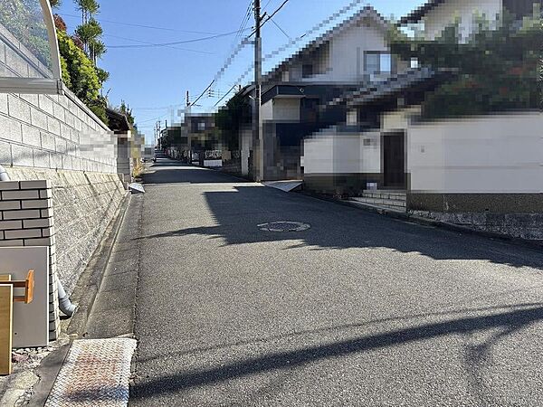 全面は広々約6m道路で、駐車が苦手なママも安心して運転出来ます♪