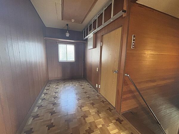 屋根裏収納・付属建物（倉庫）があり、収納スペースが豊富にあります