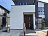 玄関：現地（2026年3月）撮影◆建物ゆったり配置、玄関アプローチも設けた敷地約60坪♪