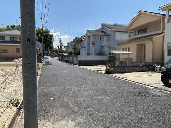 新しいアスファルト舗装の道路は、日々を快適にするでしょう。穏やかな環境で、心豊かな暮らしを実現しませんか。