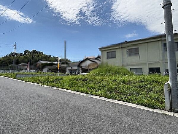 青空が広がる現地は、開放感のある見晴らしです。建物プランを相談できる売地で、理想の住まいを実現しませんか。