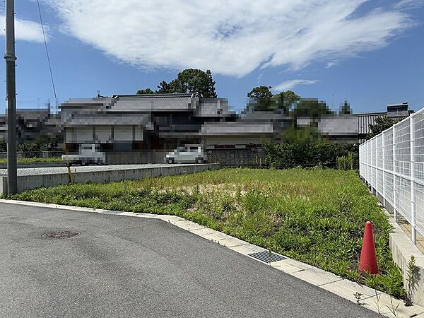 青空が広がる現地写真。前面道路に接道しており、ゆとりのある敷地で、理想の住まいを創造できます。