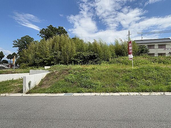 新生活のスタートにふさわしい、広々とした建築用地です。閑静な住宅街で、理想のマイホームを実現しませんか。