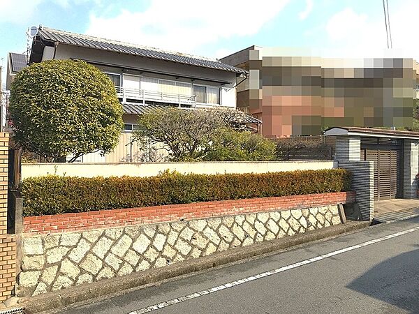 歴史を感じる瓦屋根と緑豊かな庭が印象的な物件です。住み慣れた地域で落ち着いた暮らしをしたい方におすすめです。
