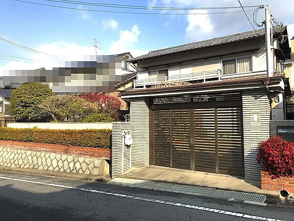 落ち着いた佇まいの邸宅です。陽光が降り注ぐ、穏やかな住環境で新生活を始めてみませんか。