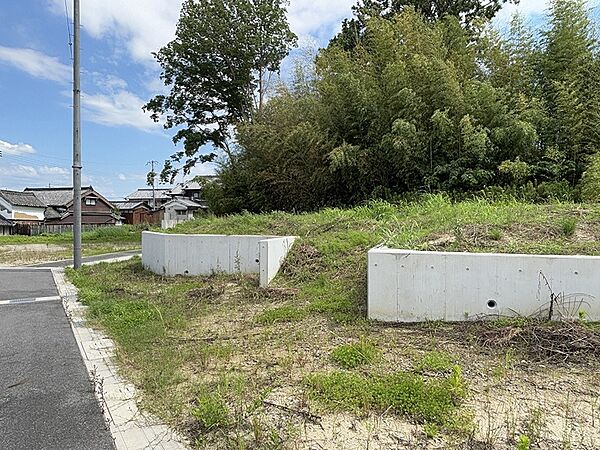 青空が広がる現地写真。前面道路に接道しており、ゆとりのある敷地で、理想の住まいを創造できます。