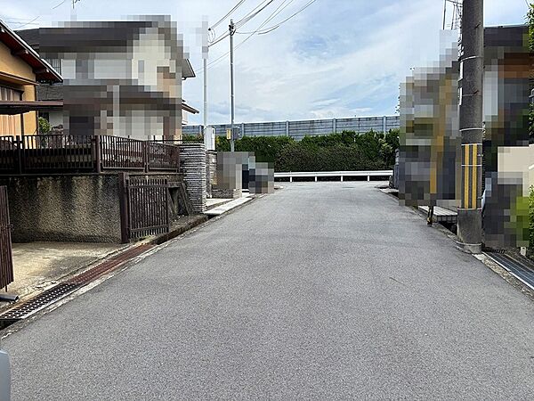 閑静な住宅街に佇む、落ち着いた住環境が魅力のエリアです。日当たりの良い開放的な立地で、新しい暮らしを始めてみませんか。